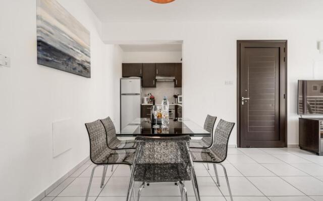 Lovely 2 Bedroom Family Apartment w/ Pool