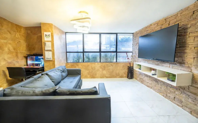 5 Bedroom - 1 Block from Lleras - P2