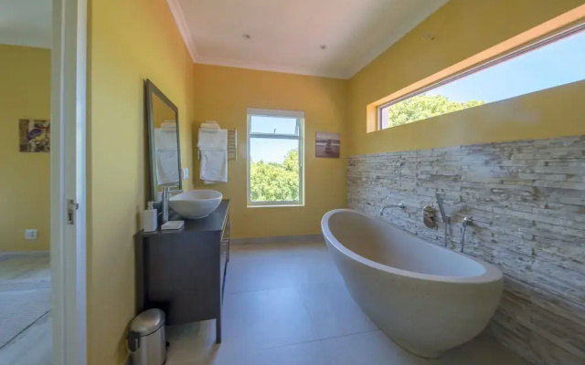 Superior 4-star-apartment Graded by Aa and Tgcsa Close to Constantia Wineroute