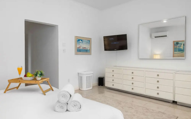 3BR 3BA Pool Downtown Short Walk to Beach