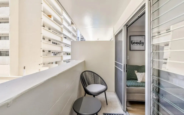 Bright Cozy Condo Unit With Balcony