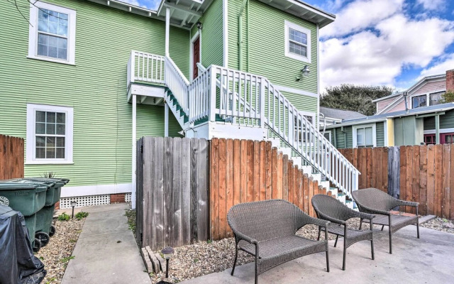 Steps to Beach: Nautical Galveston Home Near Pier!