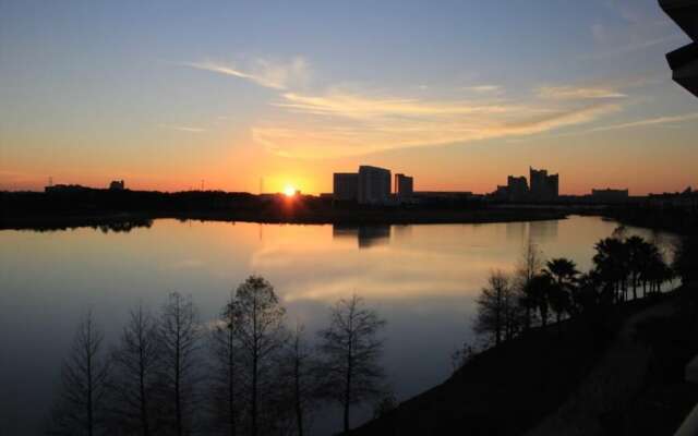 Lake View Treasure 2 Bedroom Condo by Redawning