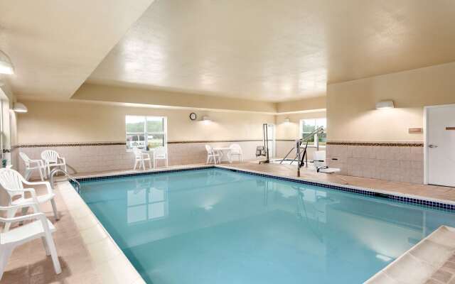 Country Inn & Suites by Radisson, Carlisle, PA