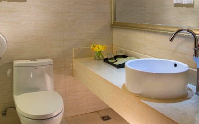 Vienna International Hotel (Shenzhen Shuanglong Subway Station)