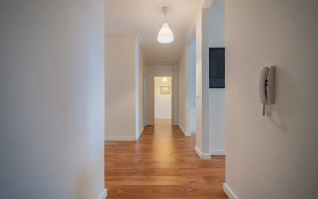 House and People - Rotunda do Caires