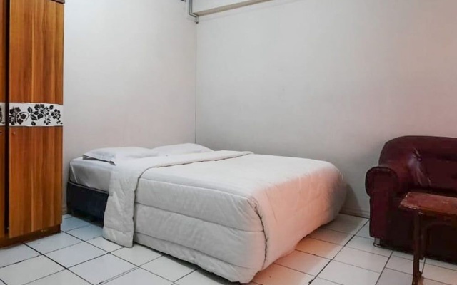 RedDoorz near Pagoda Open Stage Parapat – Guest Rooms – Parapat