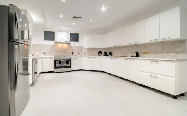 Exclusive 6BR Palm Villa w Private Pool and Beach