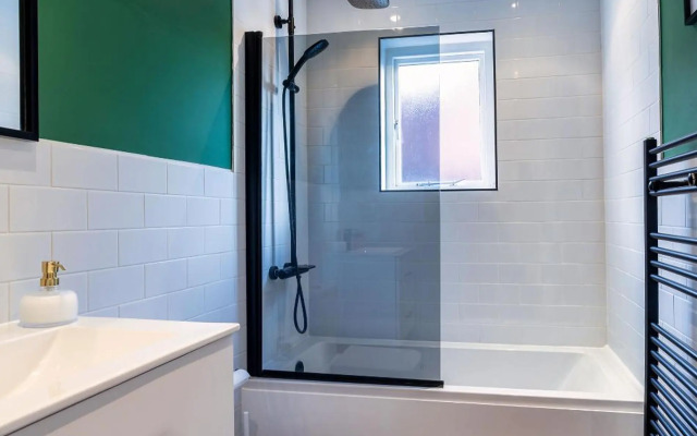 Charming & Central Apt w/ Garden & Free Parking