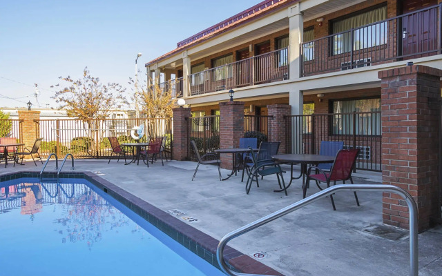 Red Roof Inn & Suites Scottsboro