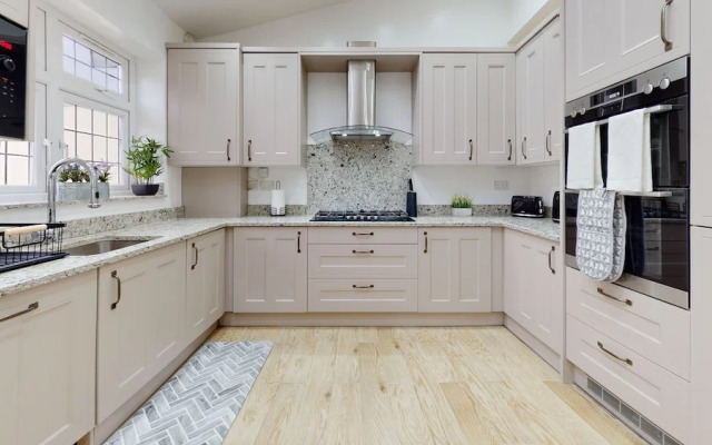 Charming 5-bed House in Romford