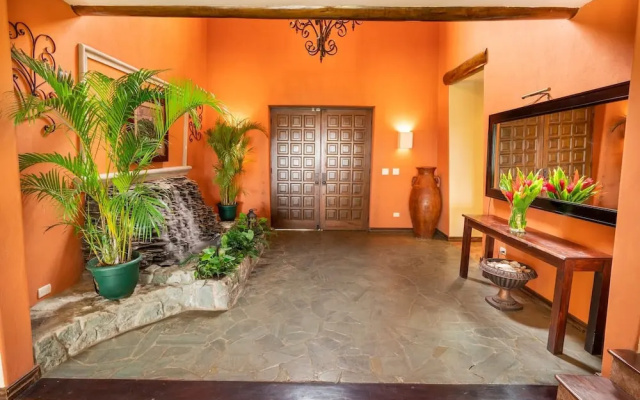 Luxurios Beachfront Villa on Flamingo Beach with Daily Maid and Security