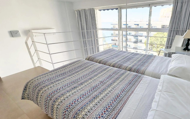 Skol 302 Super One-bedroom Duplex with Sea Views