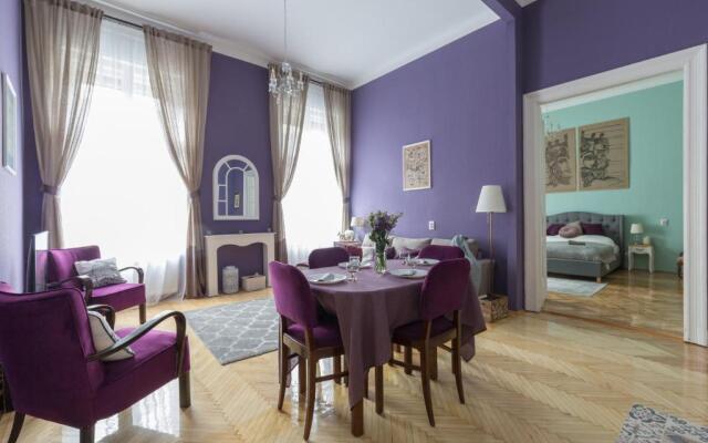 Eclectic Luxury & Spacious 2BR AC Apt in Center