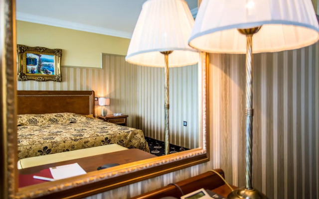 Palace-Marina Dinevi Hotel