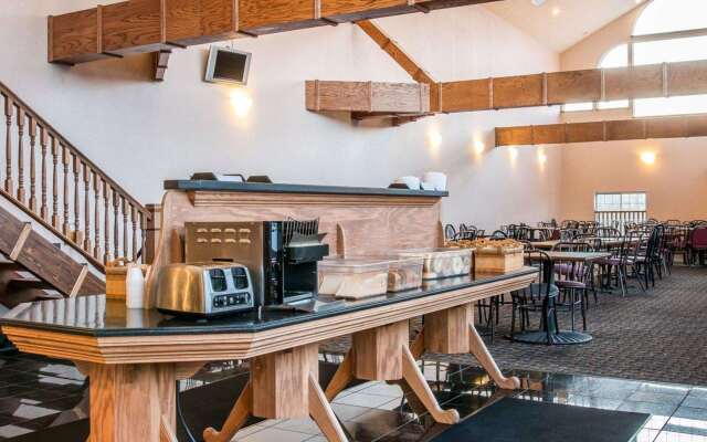 Clarion Hotel Mackinaw City Beachfront