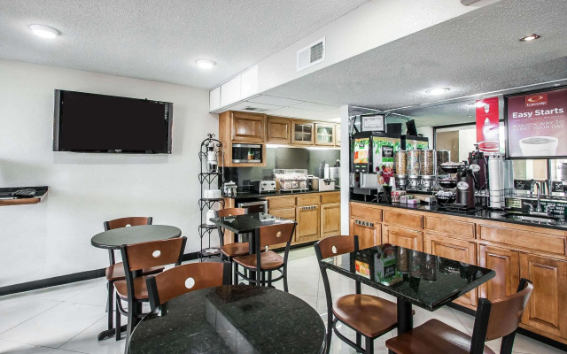 Econo Lodge Inn & Suites