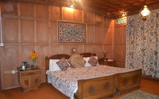 New Alexandra Houseboats