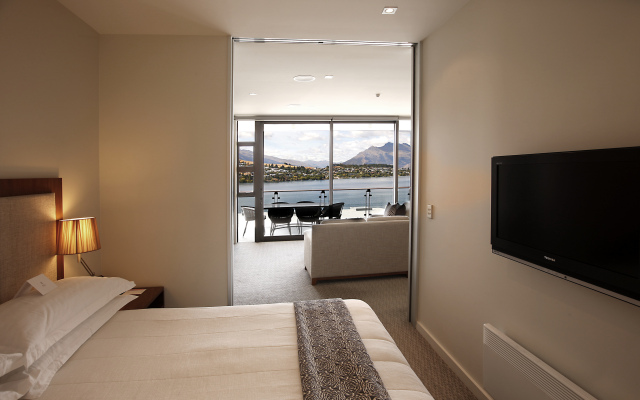 The Rees Hotel, Luxury Apartments & Lakeside Residences