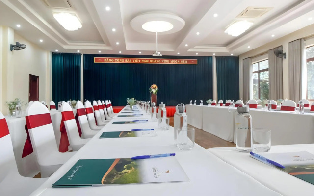 Thung Nham Hotel & Resort