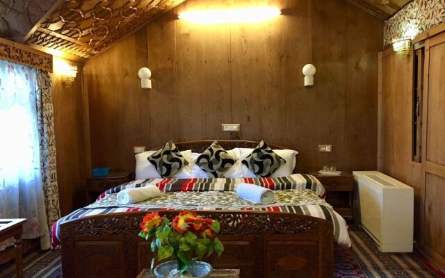 New Sea Palace Houseboats