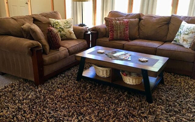 Mountain Pine Cabin - Sleeps 6 - Pet Friendly