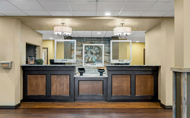 Best Western Plus Lacombe Inn & Suites