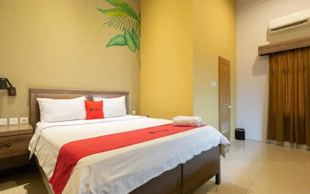 RedDoorz Plus near Mall Slipi Jaya
