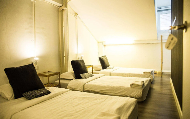 Two Gals And The Pig Boutique Hostel