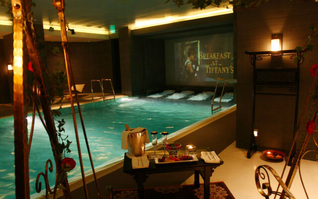 Financial International Street