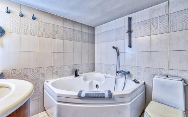 Spacious 3 bedroom apartment in Alimos