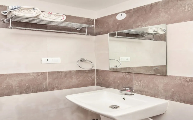 Capital O 24450 Hotel Surabhi