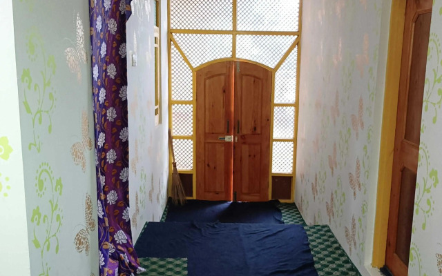 POP 92607 Rohi Homestay