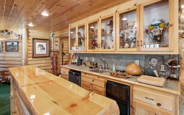 The Hideaway - Enchanting Custom Log-style Home Nestled High In The Pines! Great Room Features! 2 Bedroom Cabin