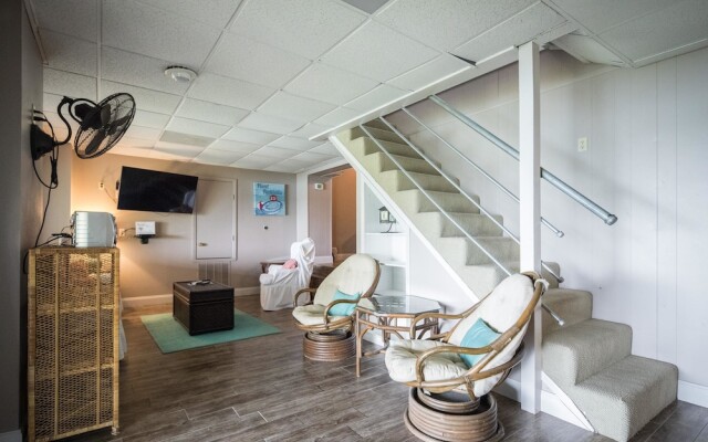 Lakeside Villa by RedAwning