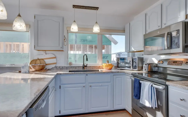 Wells Beach House w/ Ocean-view Deck