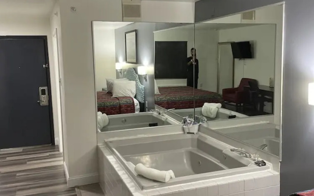 Greenwoods Inn & Suites