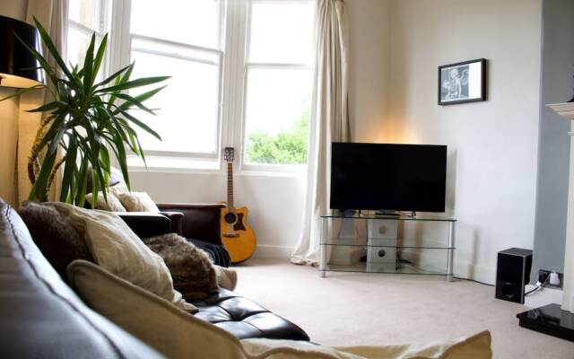 2 Bedroom Flat In Comely Bank