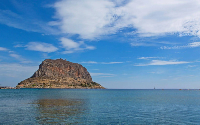 Moni Emvasis Luxury Suites