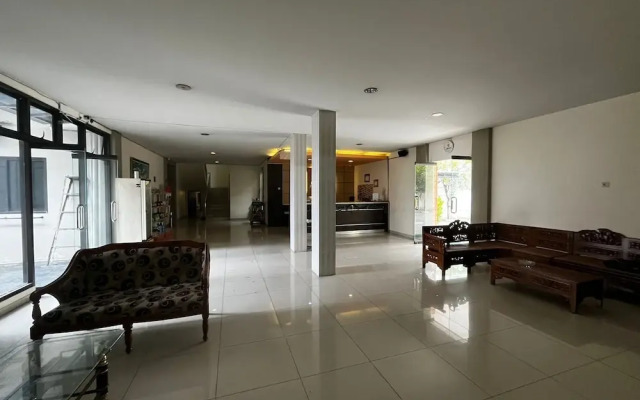 OYO 94442 Jebres Inn