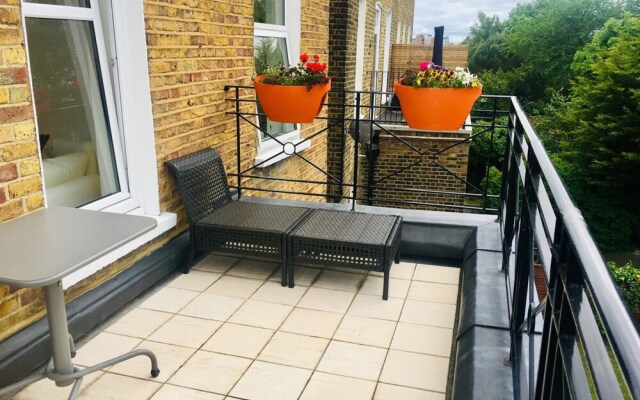 Bright 1 Bedroom Flat in West Hampstead With Balcony