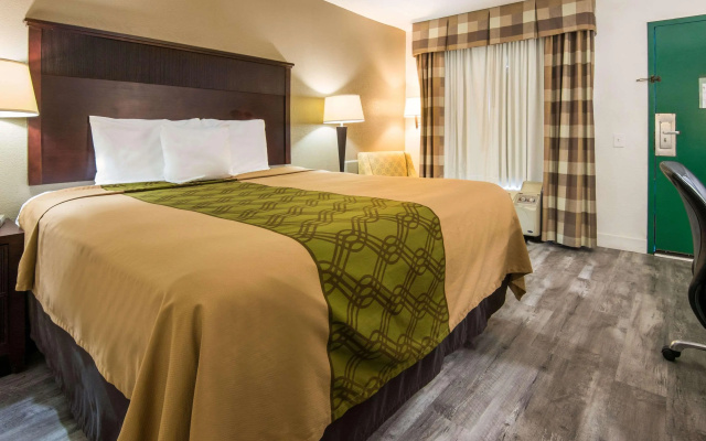Econo Lodge Inn & Suites Macon North