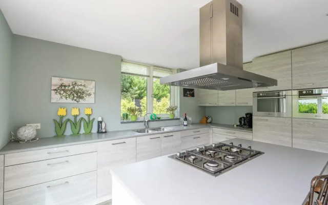 Spacious and Bright 10-person Holiday Villa
