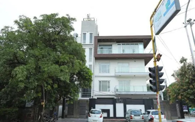 The Signature Hotel By OYO Rooms