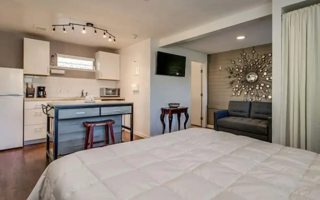 Charming Mid Town Guest House W/private Patio!