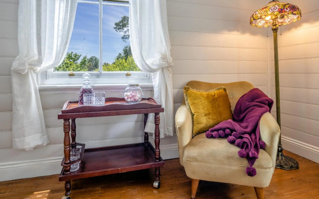 Pet friendly mountain cottage with indoor fireplace – Guest Rooms – Mount Victoria