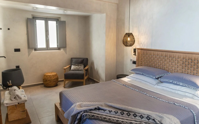 Almyra Oia Suites