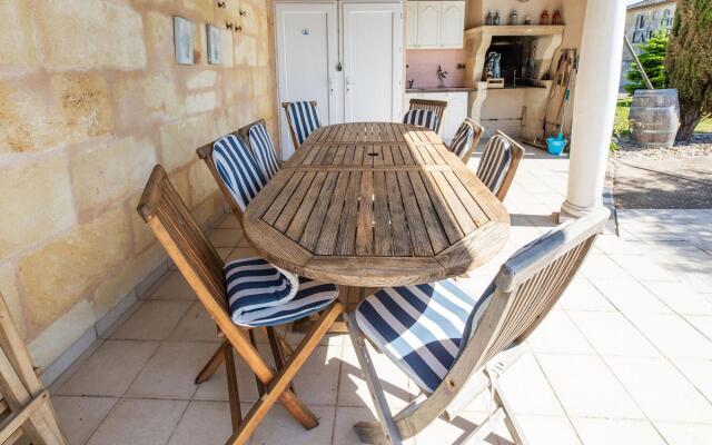 Attractive castle in Cezac with private pool