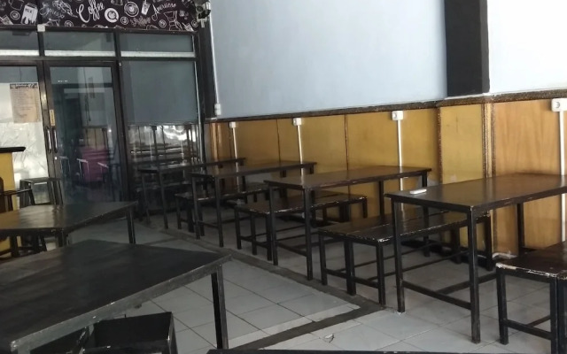 Hotel O Homestay 47 Latanete Near Living Plaza