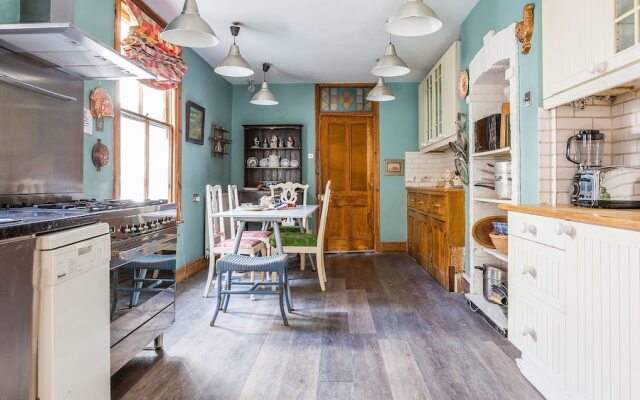 Traditional and Colourful 2BR Garden Flat in Parsons Green
